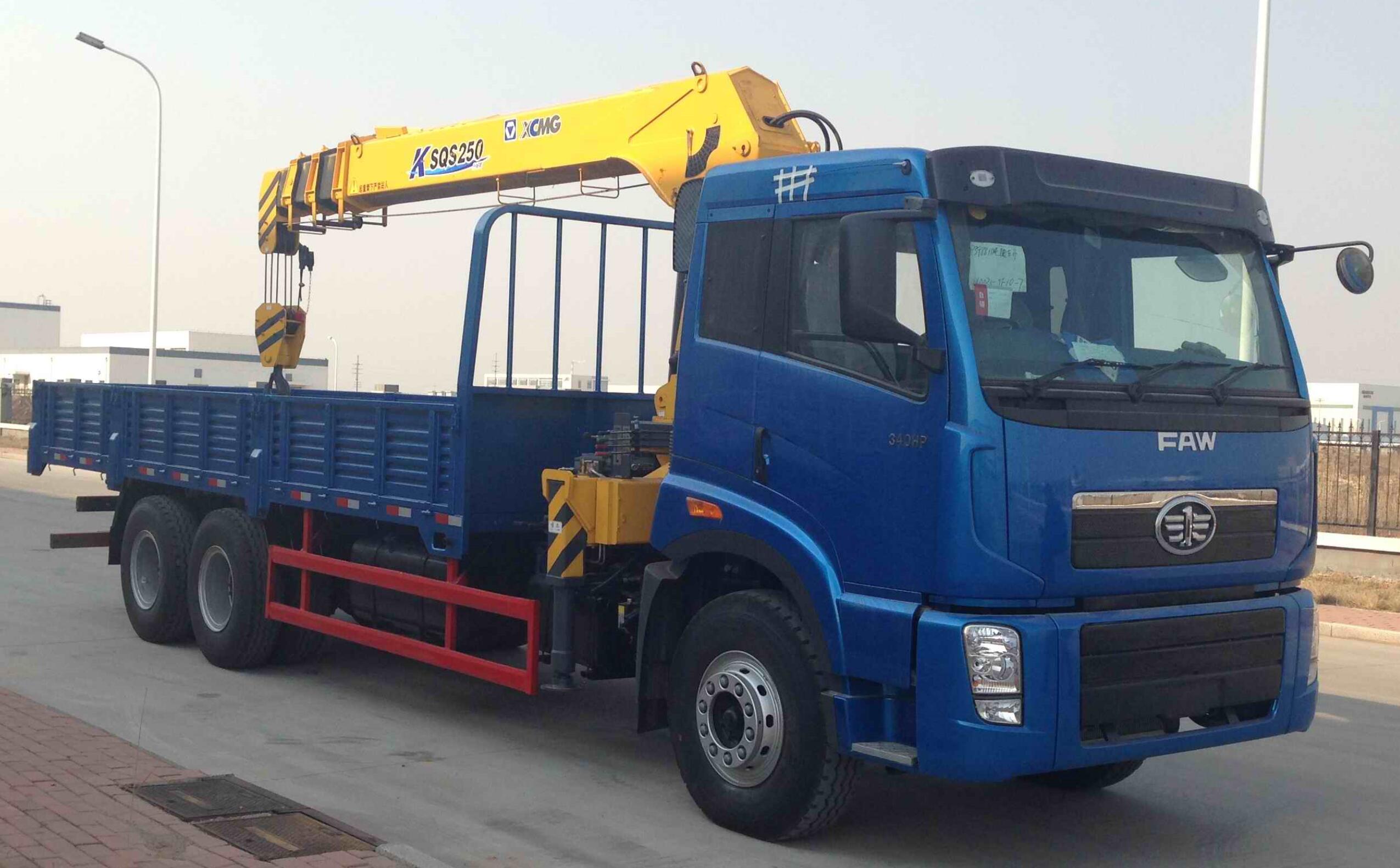 XE TẢI CẦN TRỤC TỰ HÀNH BÁNH LỐP FAW 6X4