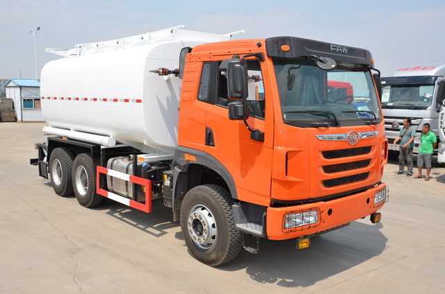 WATER TANK TRUCK